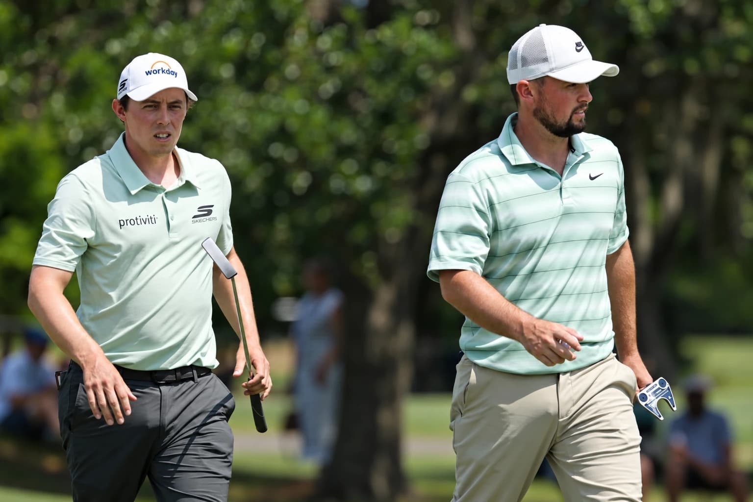 Alex Fitzpatrick en Matt Fitzpatrick lopen samen over een golfbaan