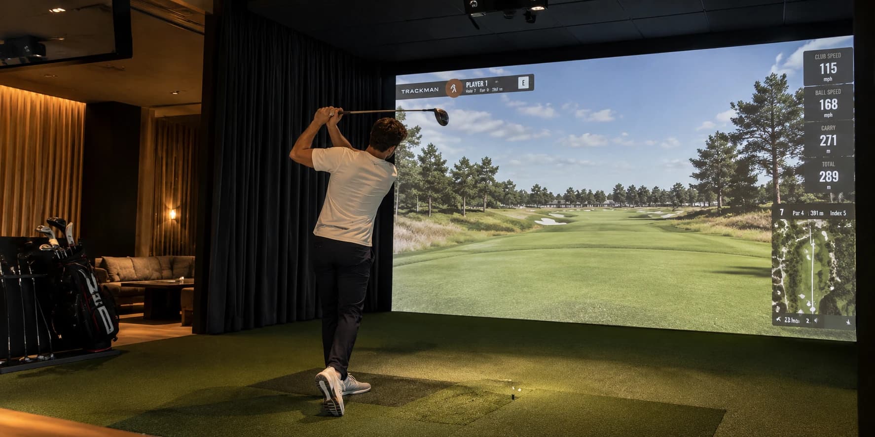 Een golfer maakt zijn swing af in een simulatorbay, met een Trackman-scherm met een fairway en slagdata