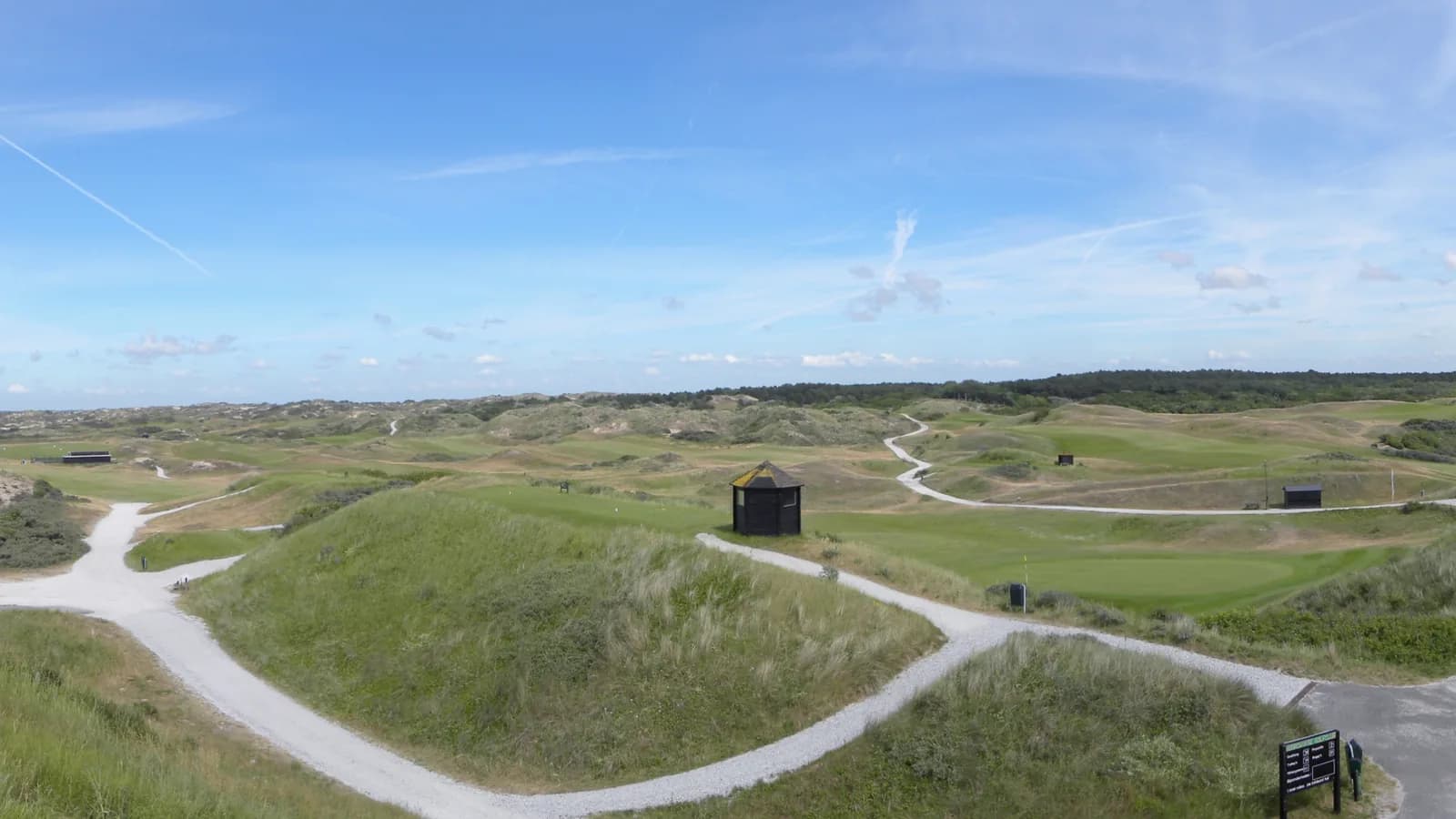 De duinen en fairways van de Noordwijkse Golfclub, gezien vanaf het terras van het clubhuis