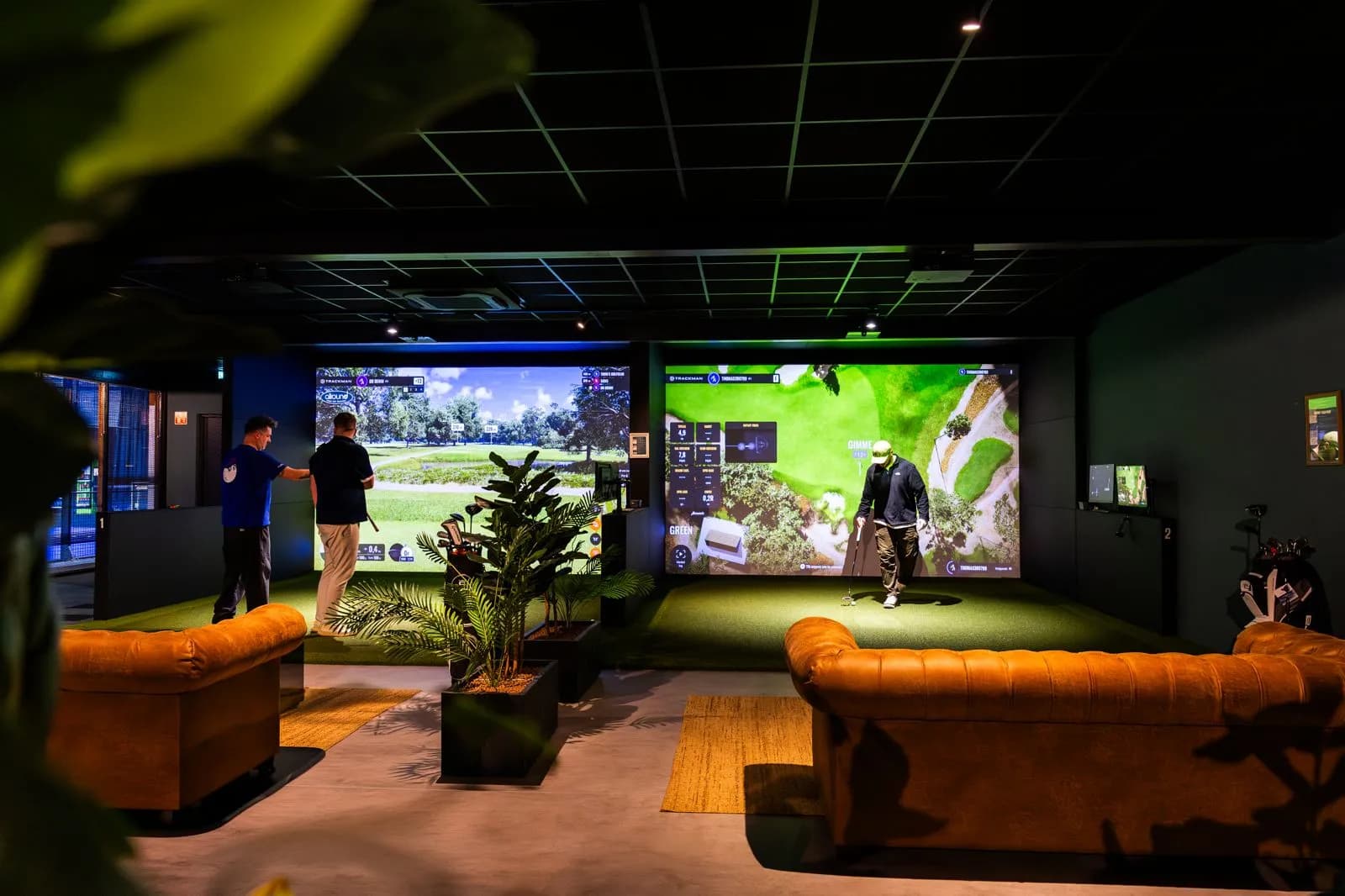 Twee simulators en een lounge bij Allround Indoor Golf