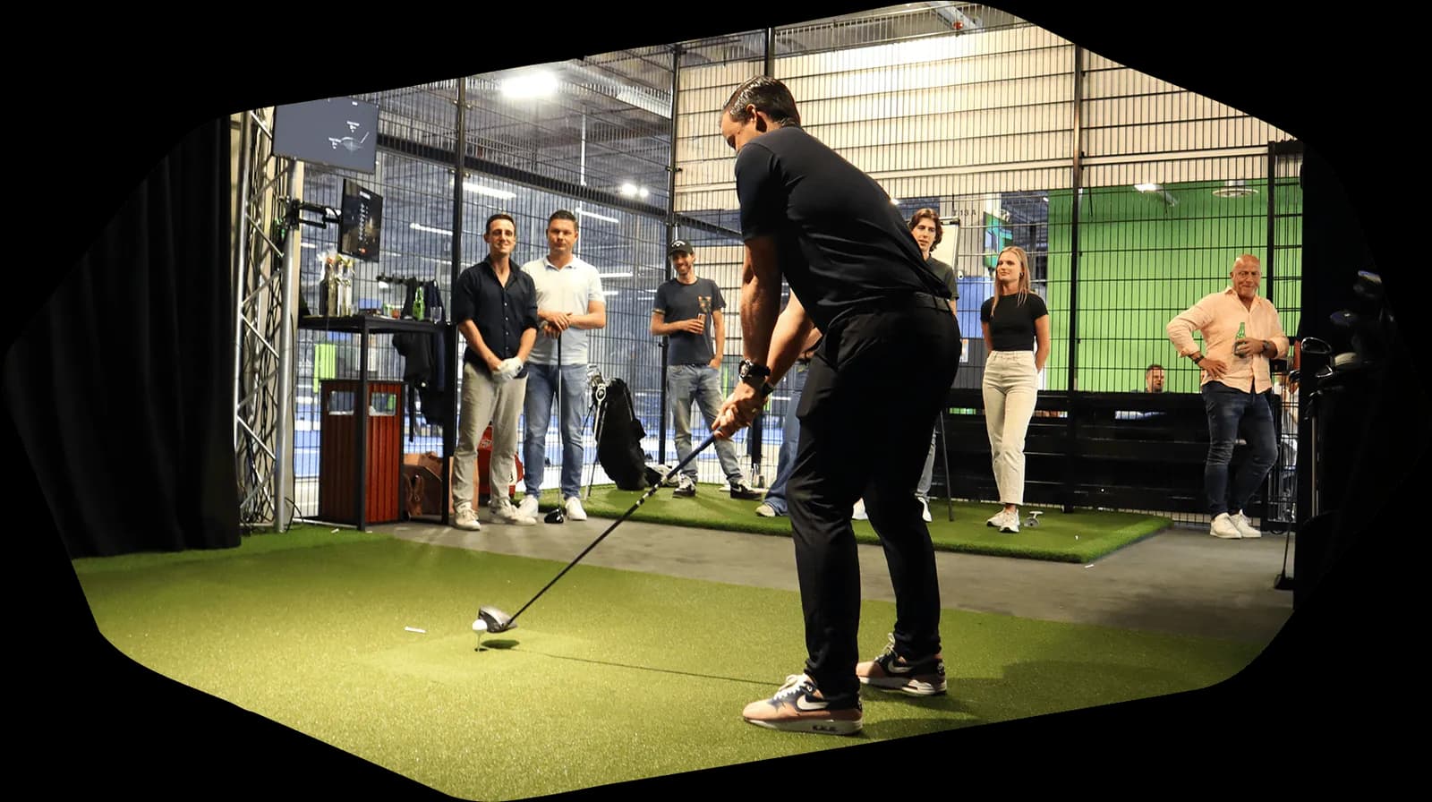 Een golfer in de GoGolf-bay bij Plaza Padel