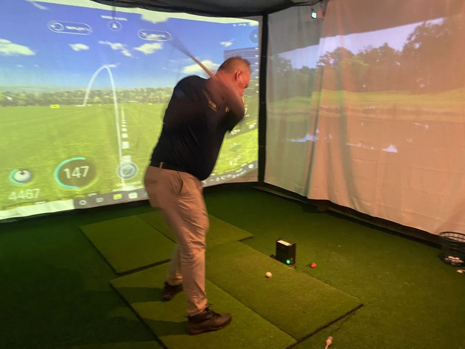 Een golfer bij de simulator van Golfclub Putten