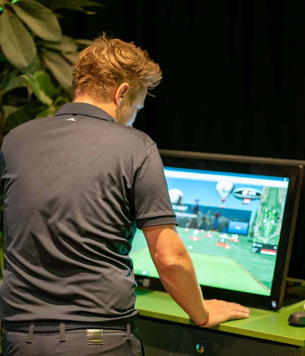 Een golfer bij de simulator van Kavel II