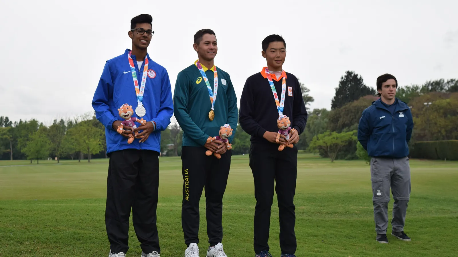 Karl Vilips met zijn gouden medaille op de Olympische Jeugdspelen 2018, tussen Akshay Bhatia (zilver) en de Nederlander Jerry Ji (brons)
