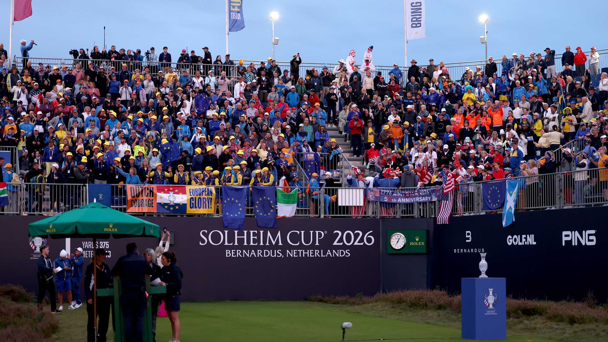 Europese en Amerikaanse supporters vullen de tribune tijdens de Solheim Cup 2026 op Bernardus Golf